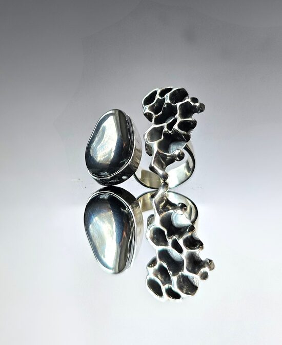 Brutālisma stila sudraba gredzens ar hematītu – Masīvs dizaina gredzens, oksidēts sudrabs, mākslas rota, regulējams izmērs EU 18