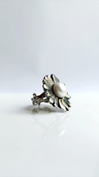 Sterling silver ring "Black dausy with pearl"